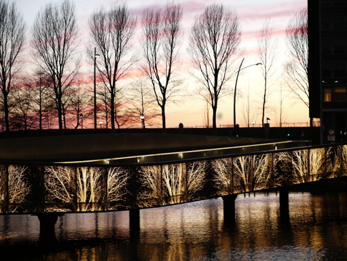 Undulating Bridge, The Netherlands; by Lodewijk Baljon landscape architects and Industrielicht 02