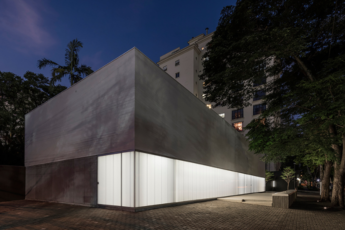 Casa Triangulo Gallery, located at São Paulo, Brazil. project by Metro Arquitetos lighting projec by Fernanda Carvalho