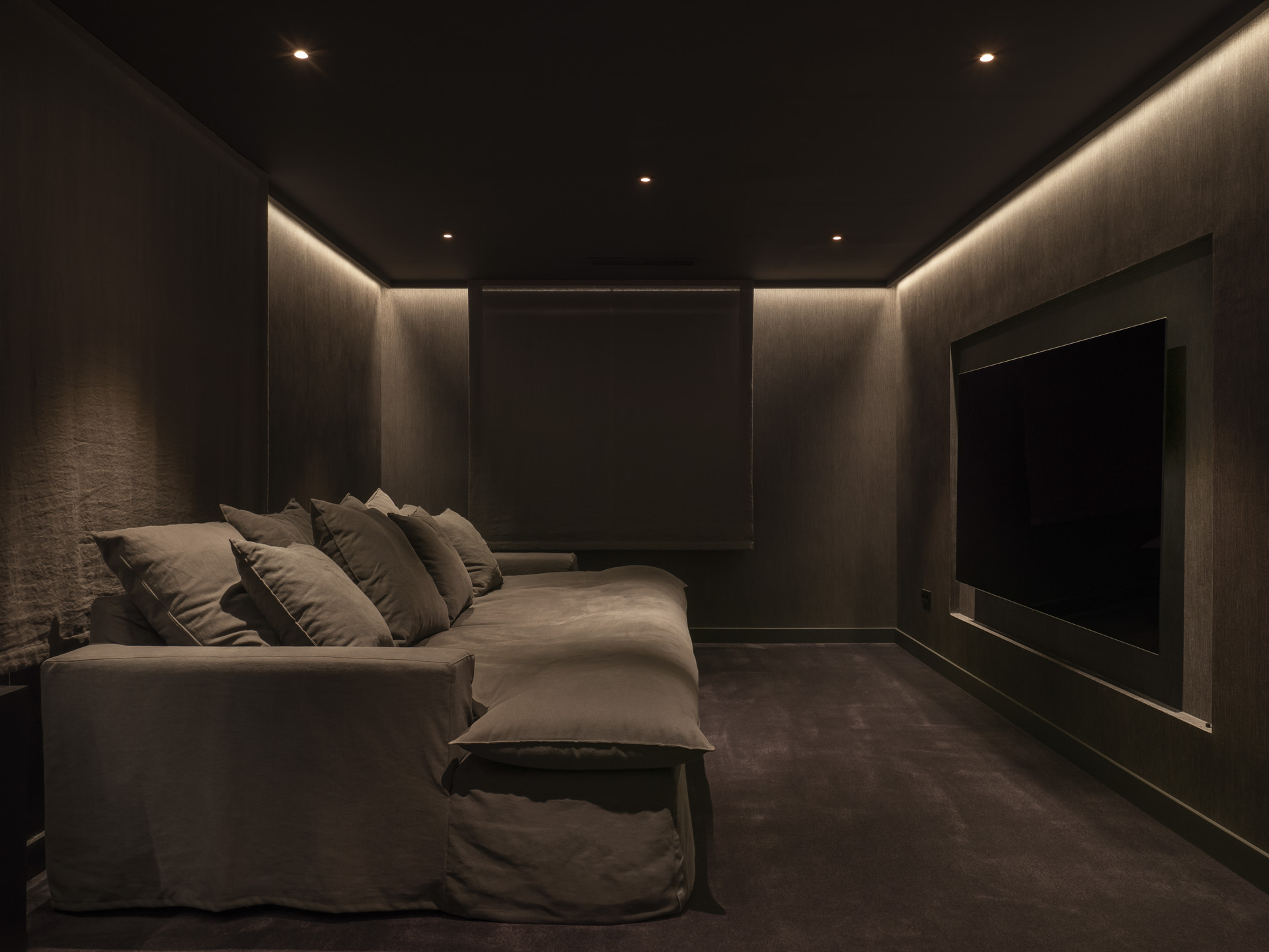 Reforma de chalet con estilo moderno y funcional y diseño de iluminación que destaca los espacios y contribuye a crear volúmenes