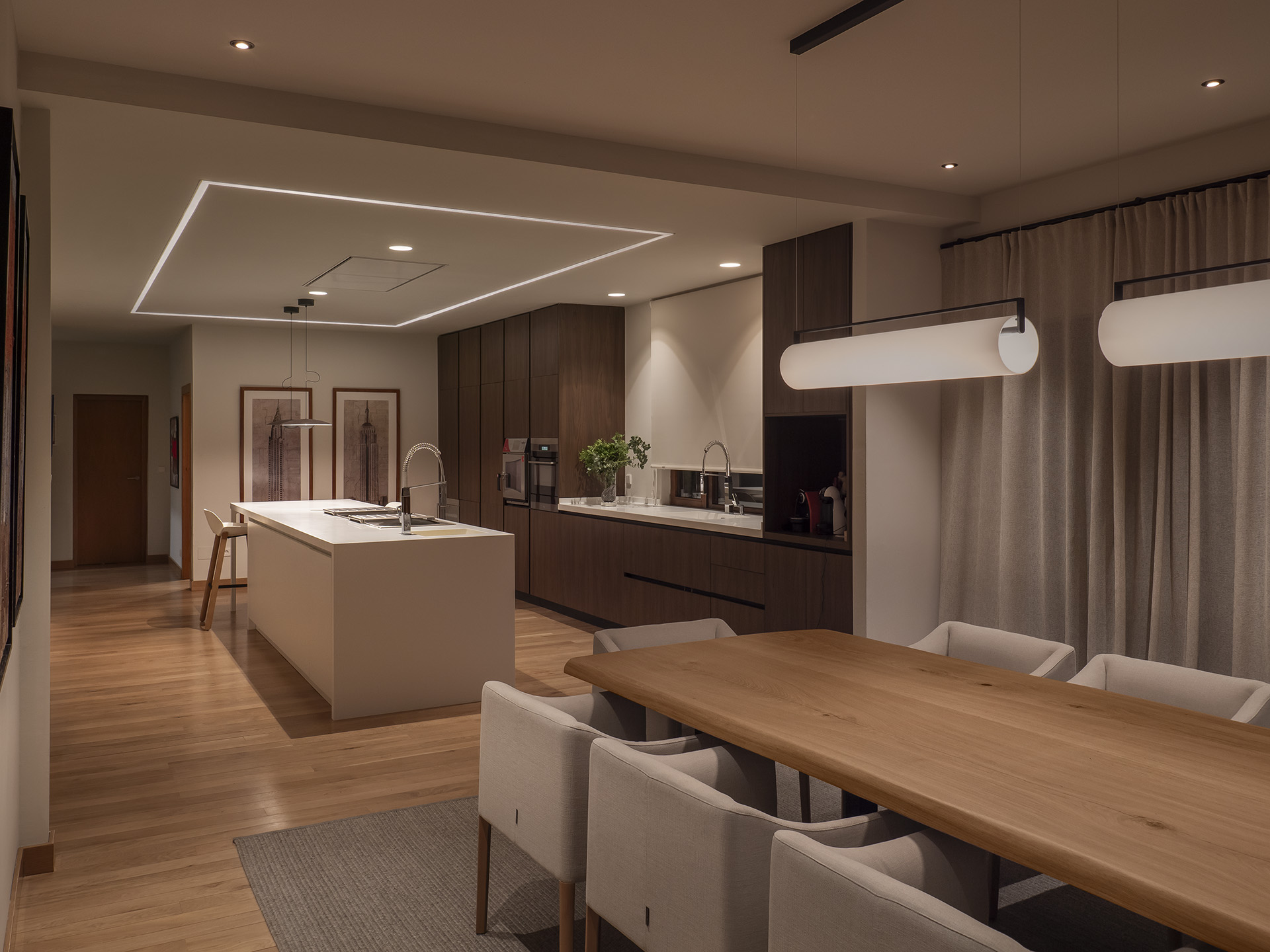 Reforma de chalet con estilo moderno y funcional y diseño de iluminación que destaca los espacios y contribuye a crear volúmenes