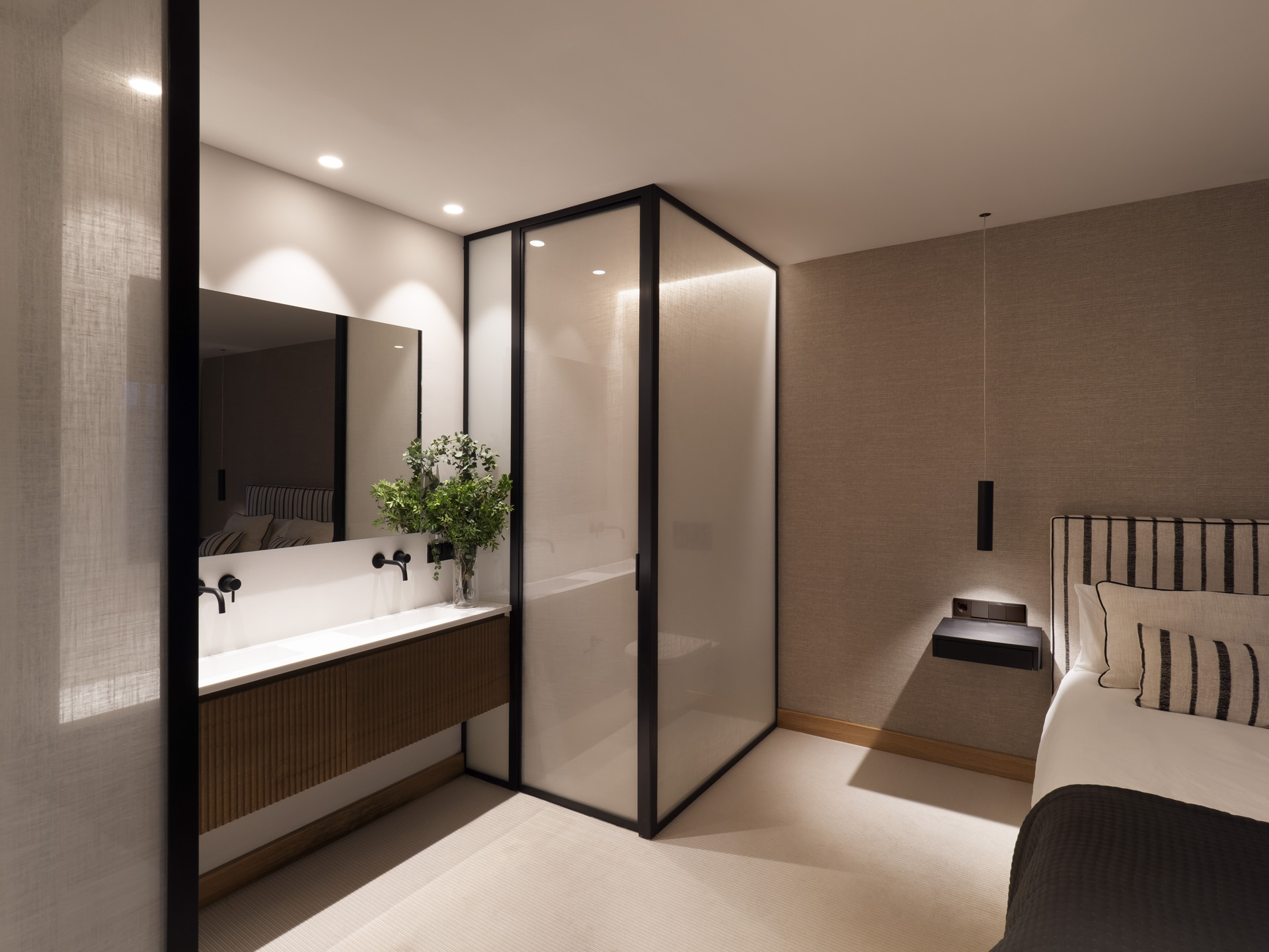 Reforma de chalet con estilo moderno y funcional y diseño de iluminación que destaca los espacios y contribuye a crear volúmenes