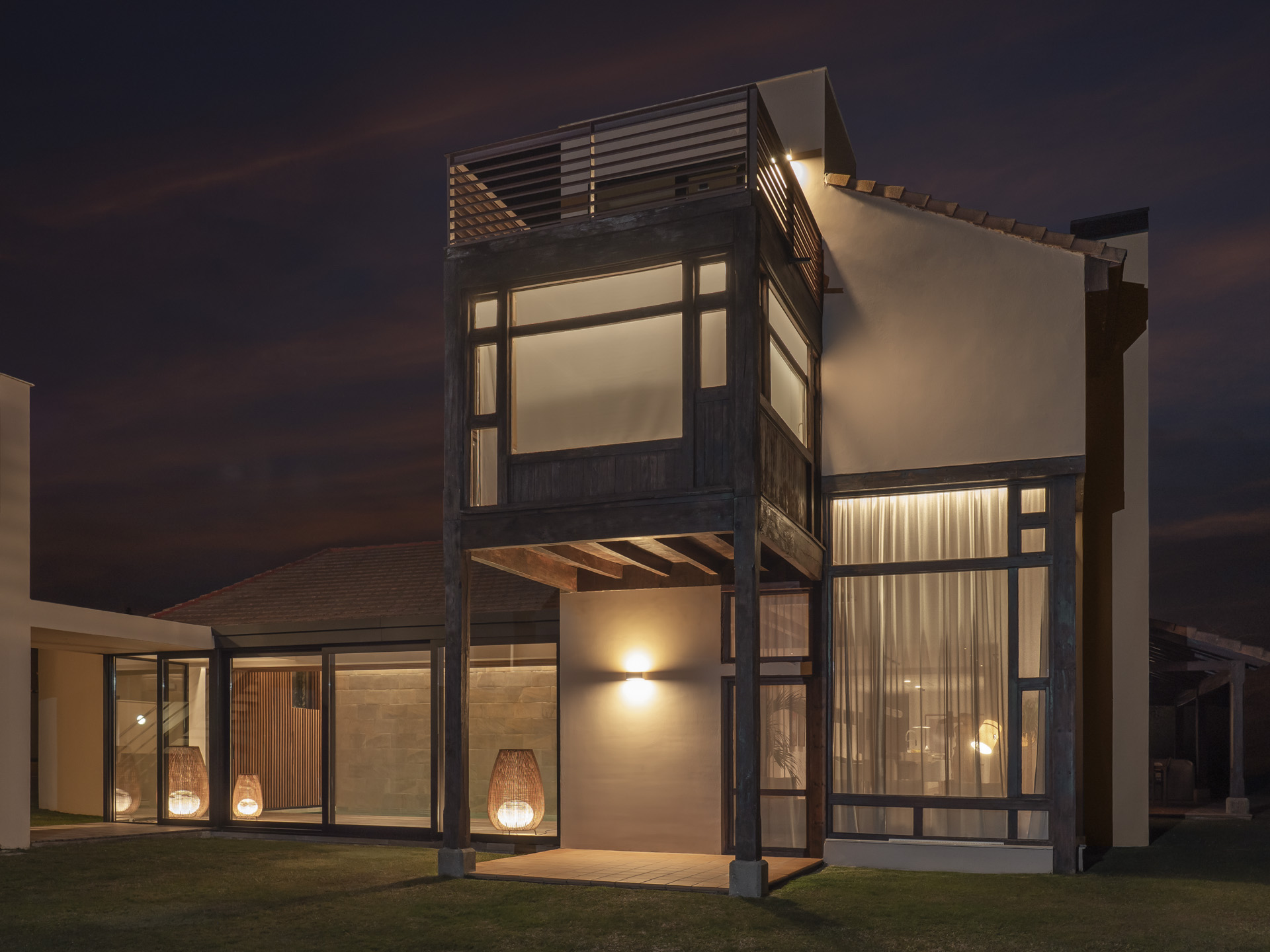 Reforma de chalet con estilo moderno y funcional y diseño de iluminación que destaca los espacios y contribuye a crear volúmenes