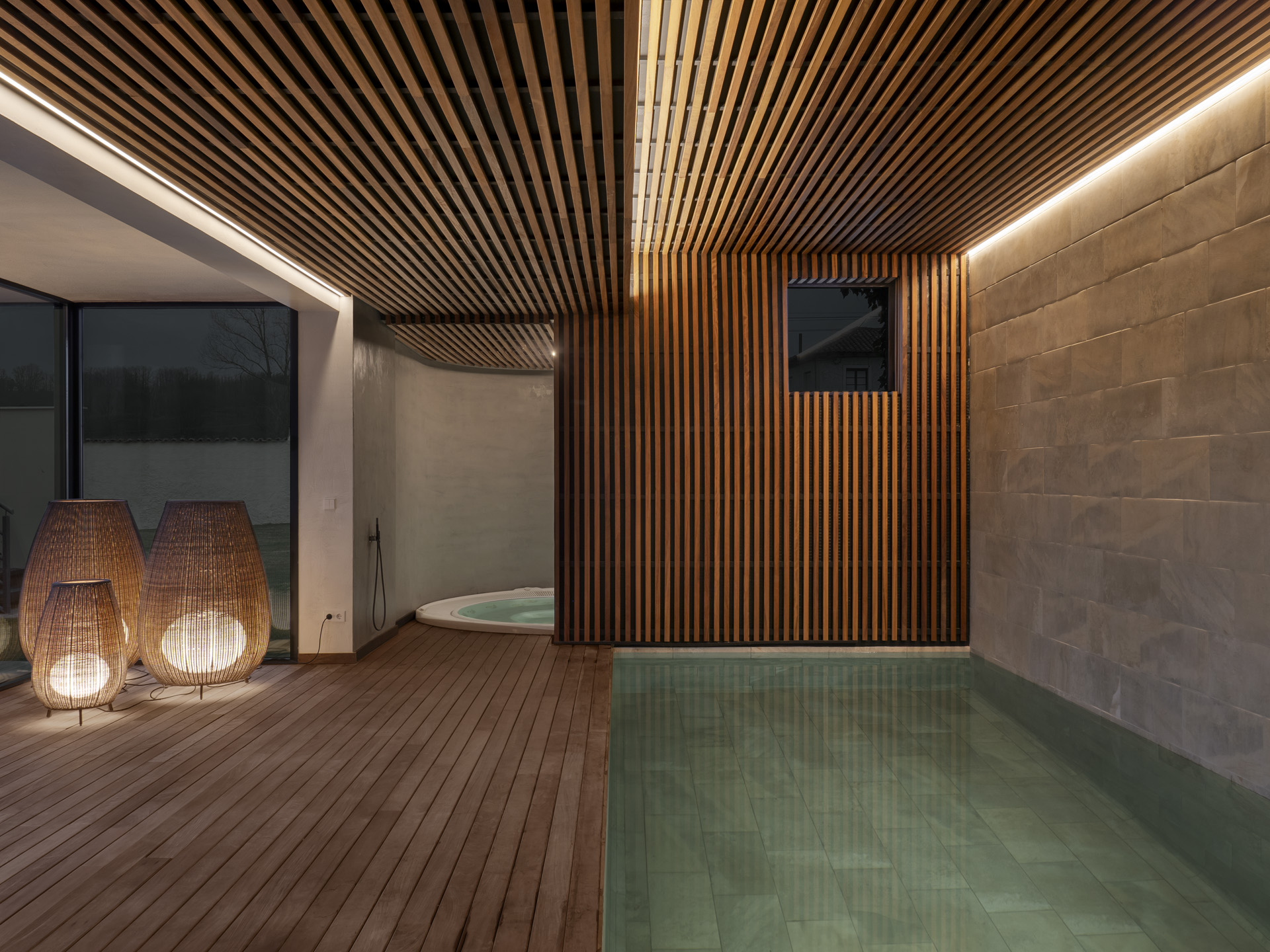 Reforma de chalet con estilo moderno y funcional y diseño de iluminación que destaca los espacios y contribuye a crear volúmenes