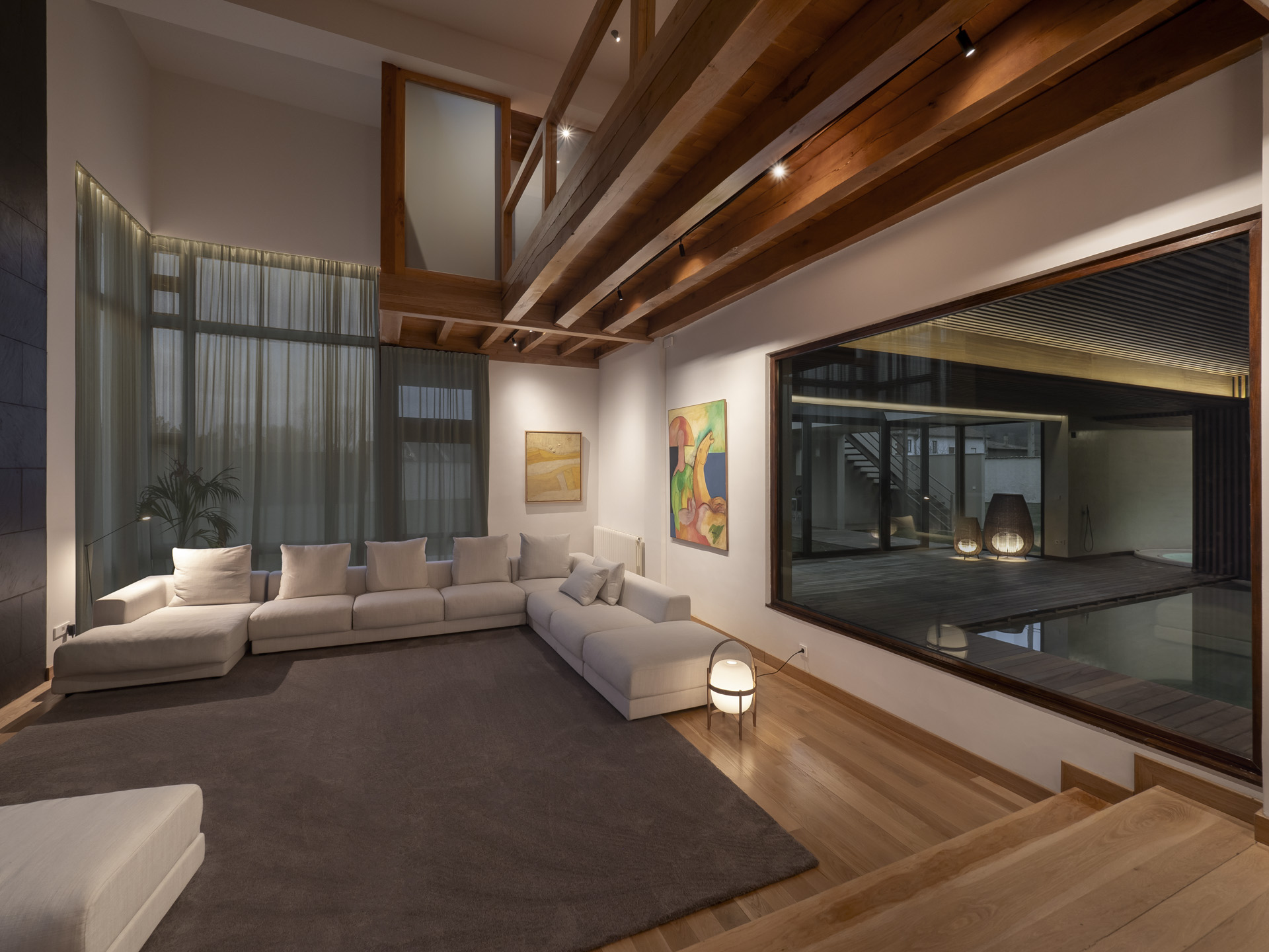 Reforma de chalet con estilo moderno y funcional y diseño de iluminación que destaca los espacios y contribuye a crear volúmenes